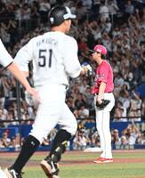 　７回、山口（左）に３点本塁打を浴びた西垣（撮影・持木克友）