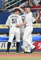 　本塁打を放った山口を労う吉井監督（右）＝撮影・持木克友