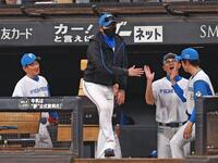 　オリックスに勝ち越しを決め、コーチ陣とタッチを交わす新庄監督（中央）＝撮影・中島達哉