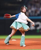 　ファーストピッチセレモニーで投球するＣＡＮＤＹ　ＴＵＮＥ・小川奈々子（撮影・中島達哉）