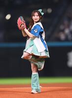 　ファーストピッチセレモニーで投球するＣＡＮＤＹ　ＴＵＮＥ・小川奈々子（撮影・中島達哉）