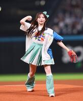 　ファーストピッチセレモニーで投球するＣＡＮＤＹ　ＴＵＮＥ・小川奈々子（撮影・中島達哉）