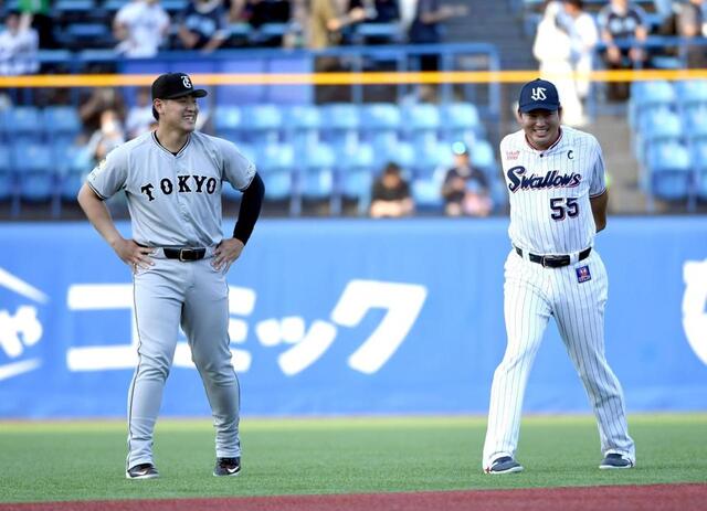 巨人・岡本和真とヤクルト・村上が談笑 スーパースター2選手にファン