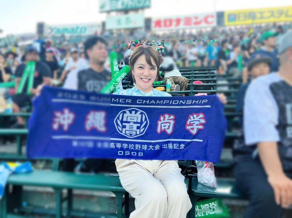 　１塁アルプスで沖縄尚学を応援する今井絵理子参院議員