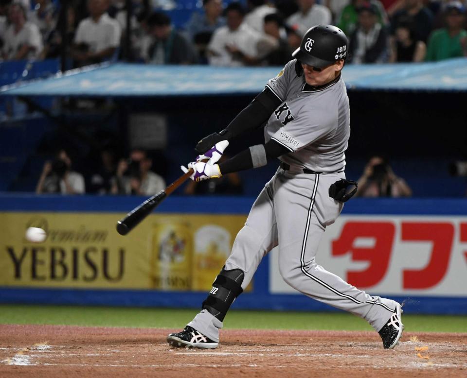 　３回、丸は右前安打を放つ（撮影・佐藤厚）