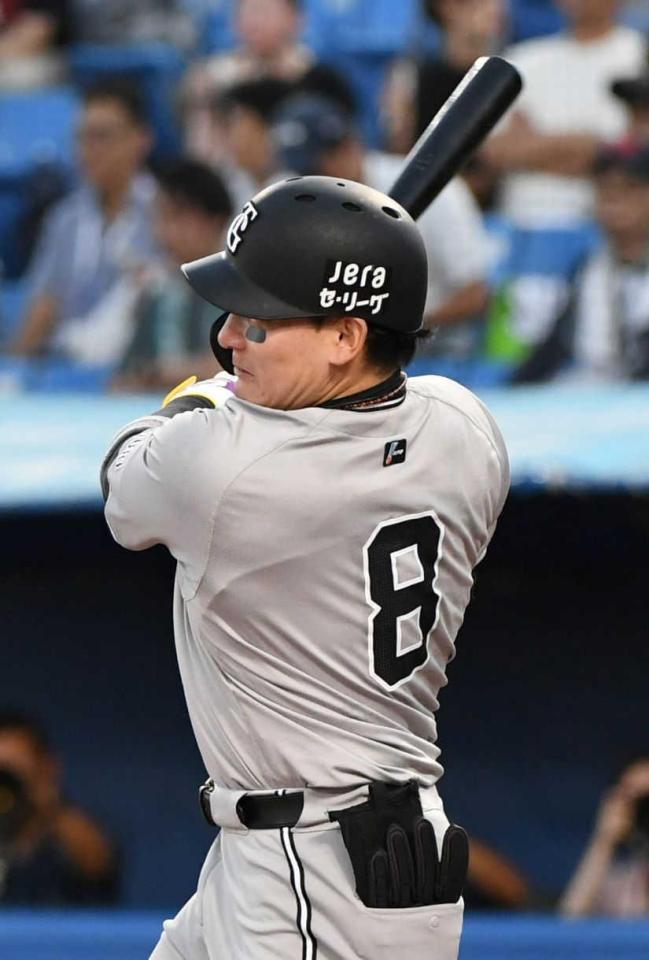 　１回、丸は右越えに５号先制２ランを放つ（撮影・佐藤厚）