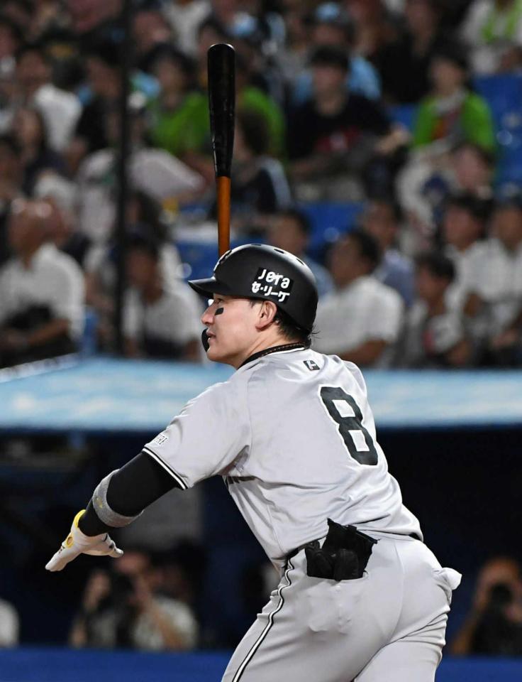 　５回、丸は中越え二塁打を放つ（撮影・佐藤厚）