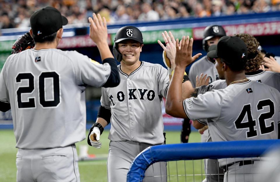 　３回、中山（中）は左越えに２打席連続の５号２ランを放ち、戸郷（左）に迎えられる（撮影・佐藤厚）