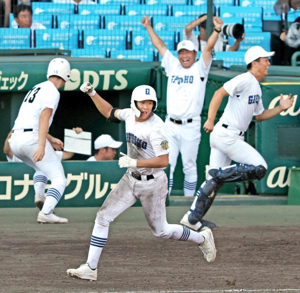 　タイブレークの１１回、サヨナラ打を放ちガッツポーズの県岐阜商・坂口（撮影・中田匡峻）