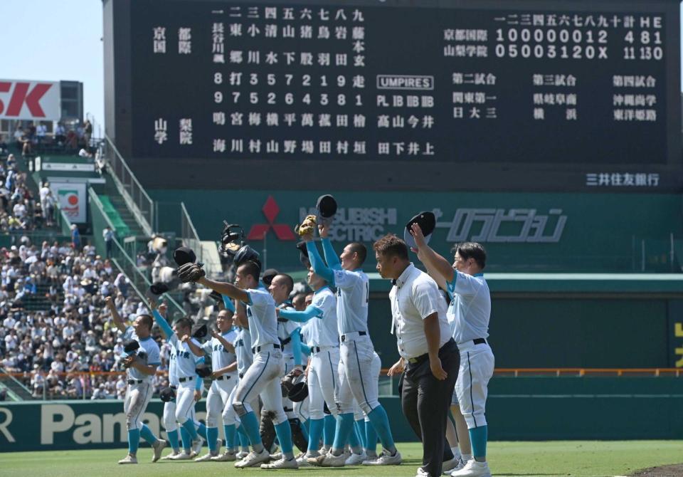 　昨年の覇者を倒し、準決勝進出決めた山梨学院ナイン（撮影・開出牧）