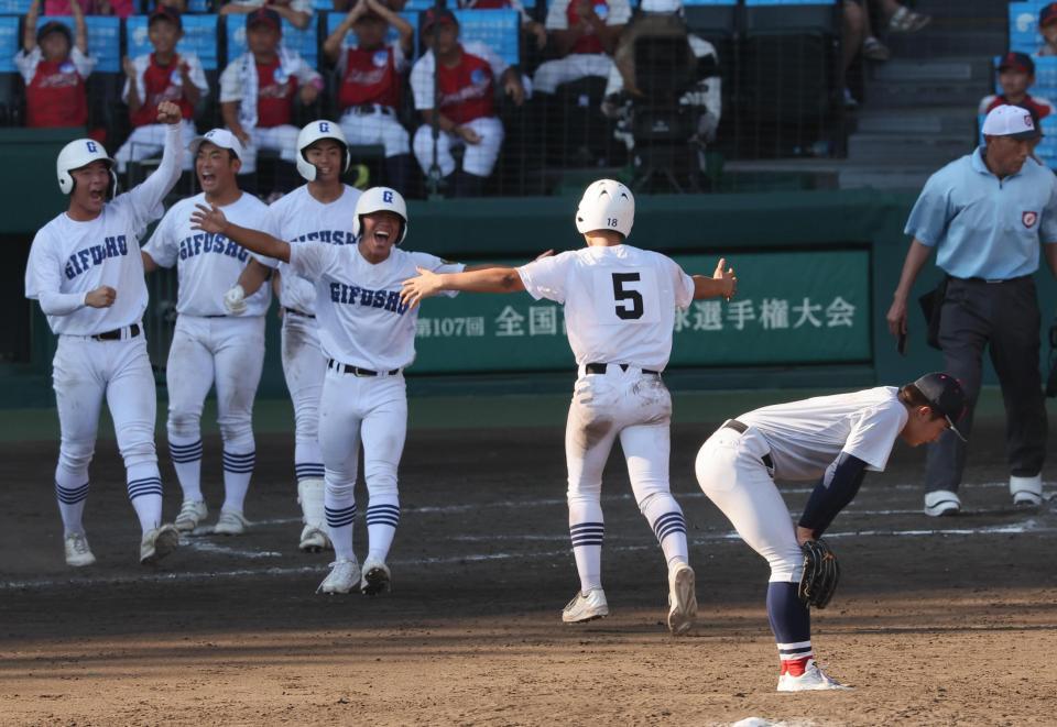 　１９日の準々決勝で横浜にサヨナラ勝ちし喜ぶ県岐阜商ナイン。手前は横浜・奥村頼