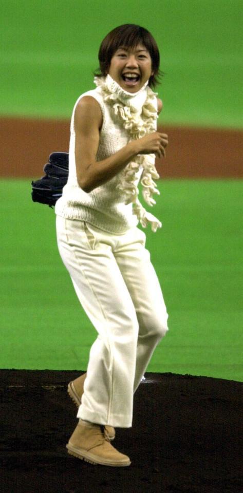 　マウンドで笑顔を見せる高橋尚子さん＝２０００年１０月