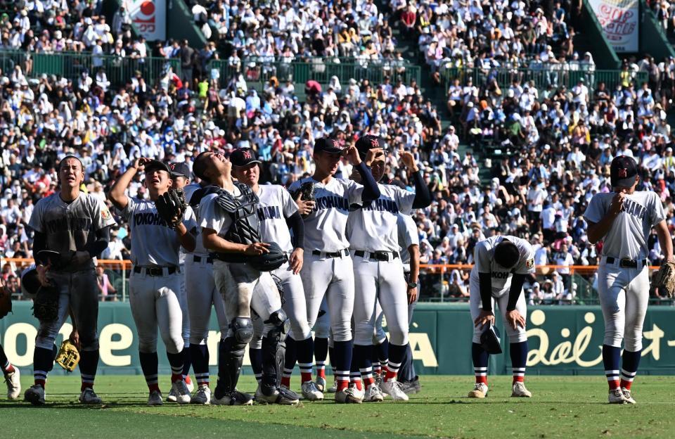 　県岐阜商に敗れ、引き揚げる横浜ナイン＝１９日