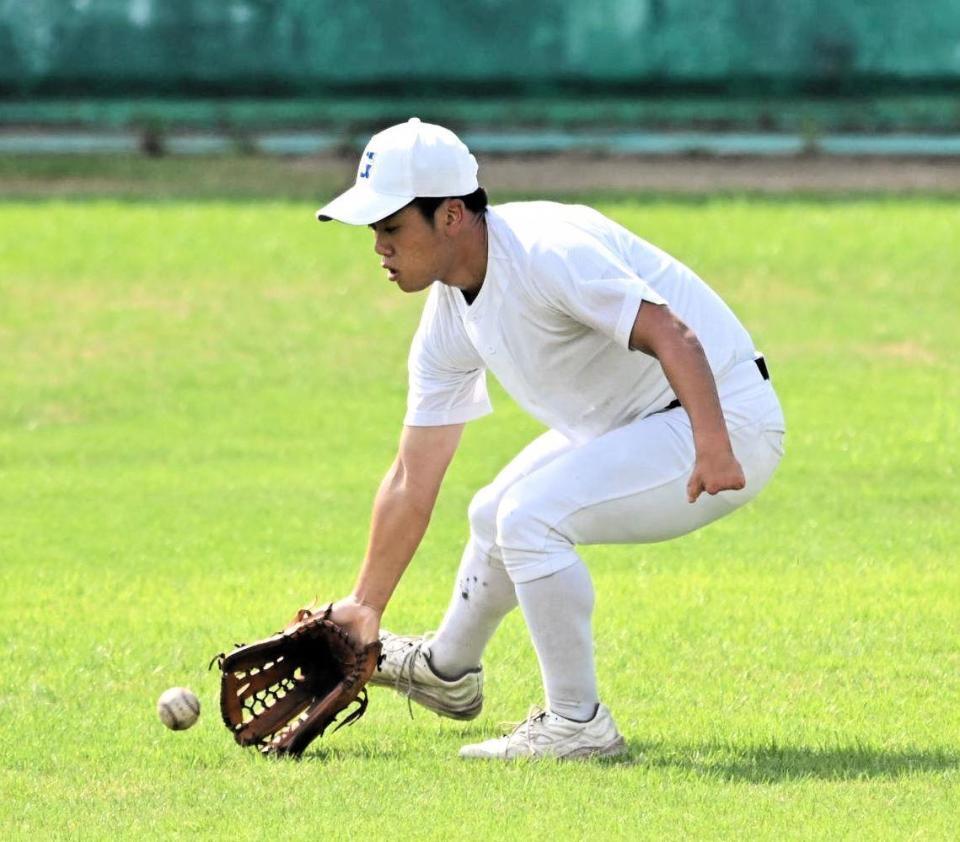 　守備練習で捕球をする県岐阜商・横山温大（撮影・今井雅貴）