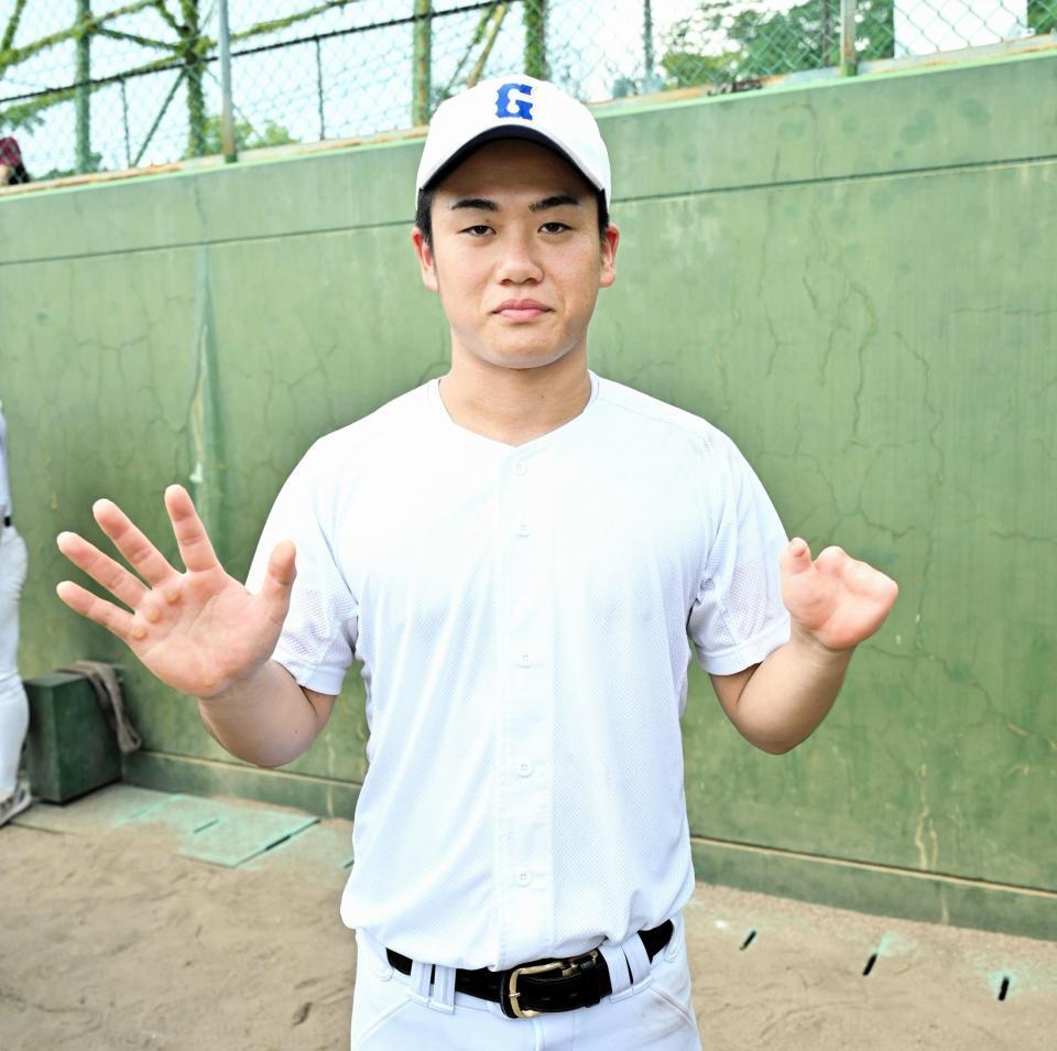 　インタビューを受ける県岐阜商・横山温大（撮影・今井雅貴）