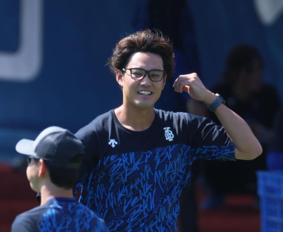 　調整する藤浪（撮影・金田祐二）