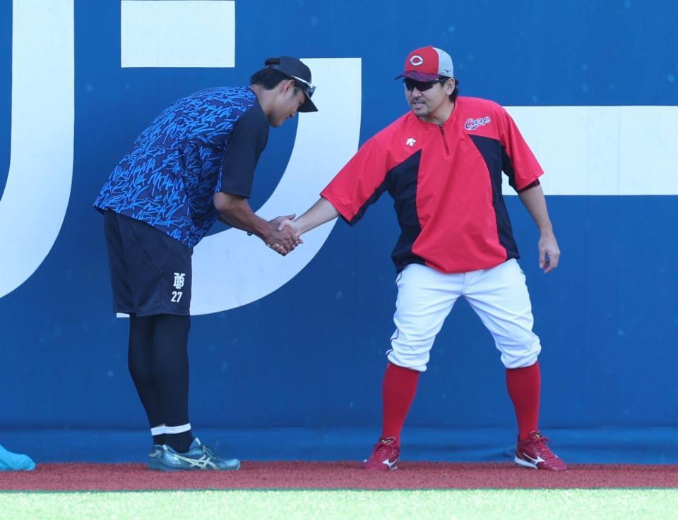 　言葉を交わす藤浪と会沢（撮影・金田祐二）