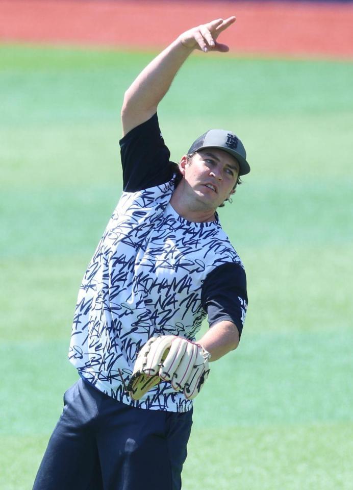 　調整するバウアー（撮影・金田祐二）