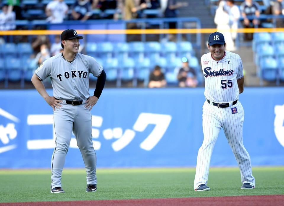 　岡本（左）と話す村上