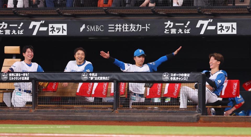 　ＣＡＮＤＹ　ＴＵＮＥが登場し、手ぶりをする奈良間（中央）＝撮影・中島達哉