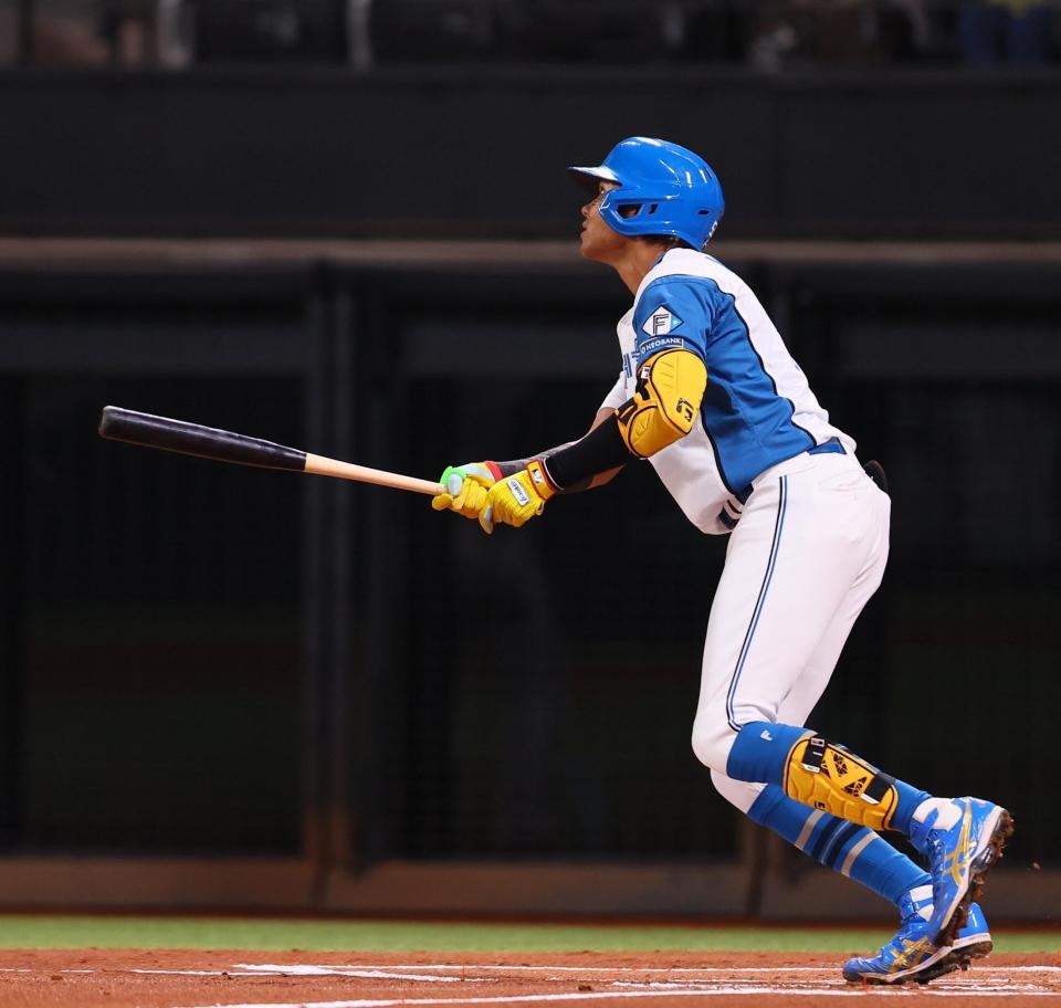 　１回、先頭打者本塁打を放つ水谷（撮影・中島達哉）