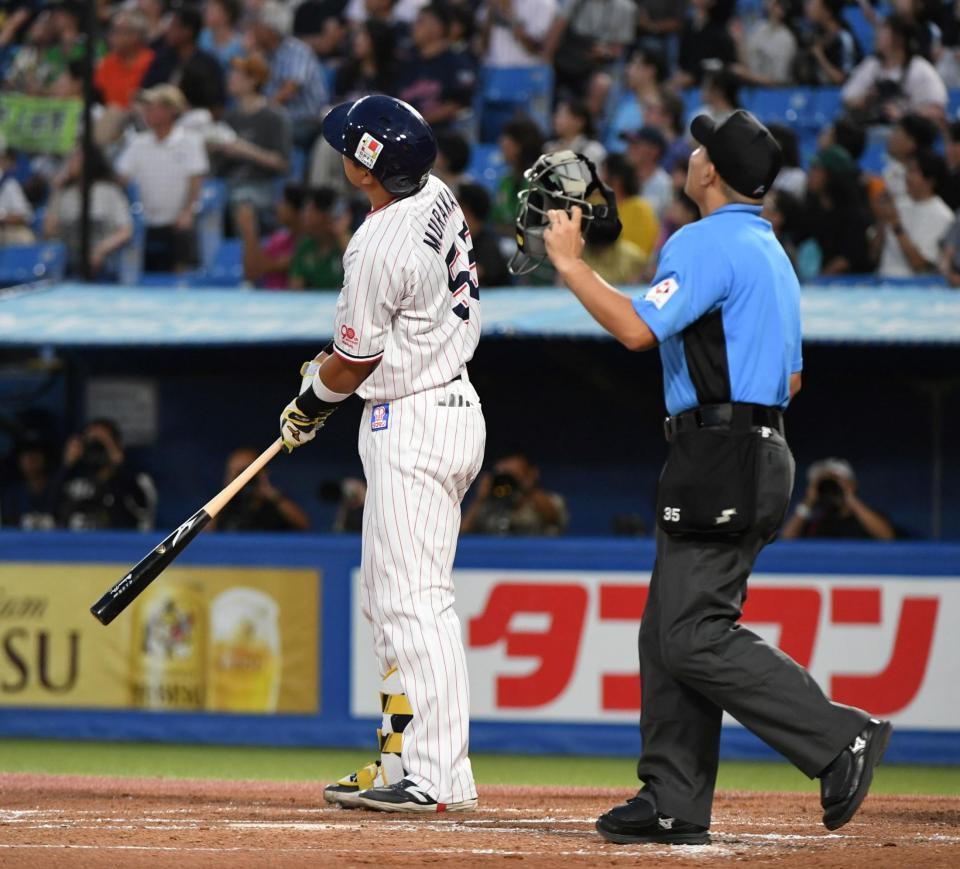 　２回、村上は右越えに特大の８号先制ソロを放つ（撮影・佐藤厚）