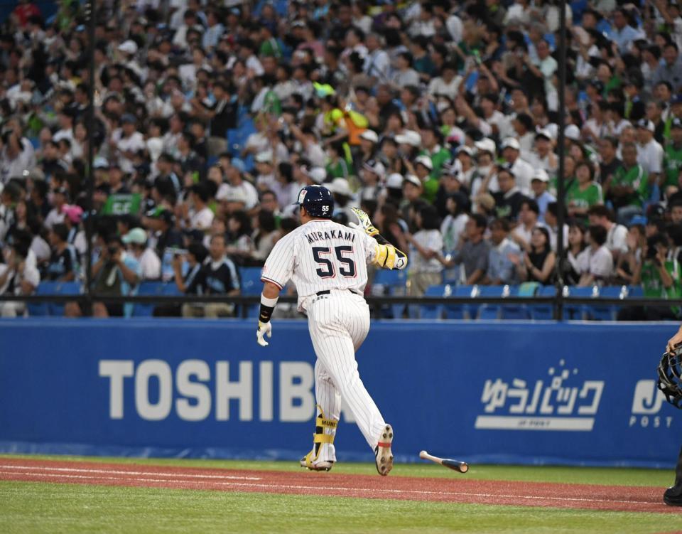 　２回、村上は右越えに特大の８号先制ソロを放つ（撮影・佐藤厚）