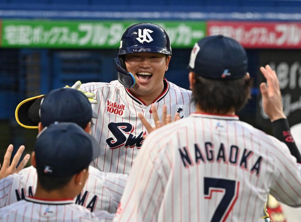 　２回、先制ソロを放ち、ナインに迎えられる村上