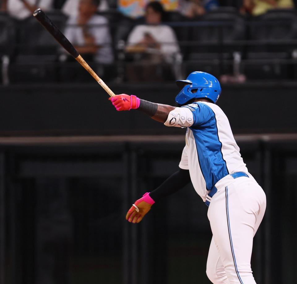 　５回、２打席連発となる２ランを放つレイエス（撮影・中島達哉）