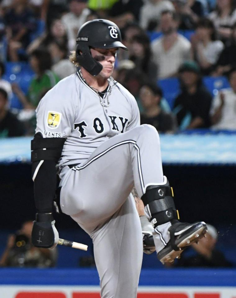 　５回、空振り三振に倒れ、バットをへし折るキャベッジ（撮影・佐藤厚）