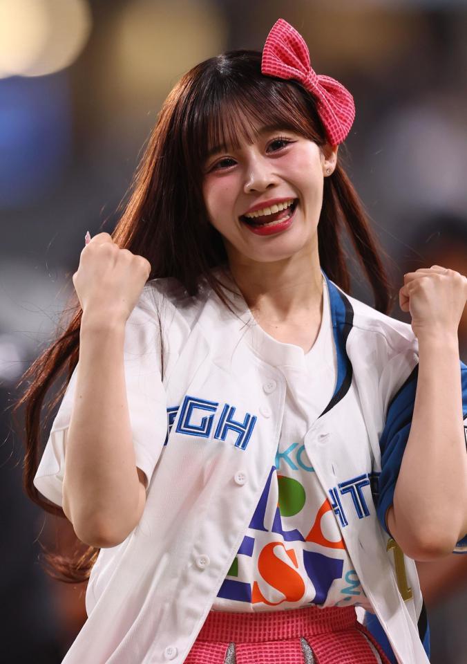 　ＹＭＣＡダンスを踊るＣＡＮＤＹ　ＴＵＮＥのメンバー（撮影・中島達哉）