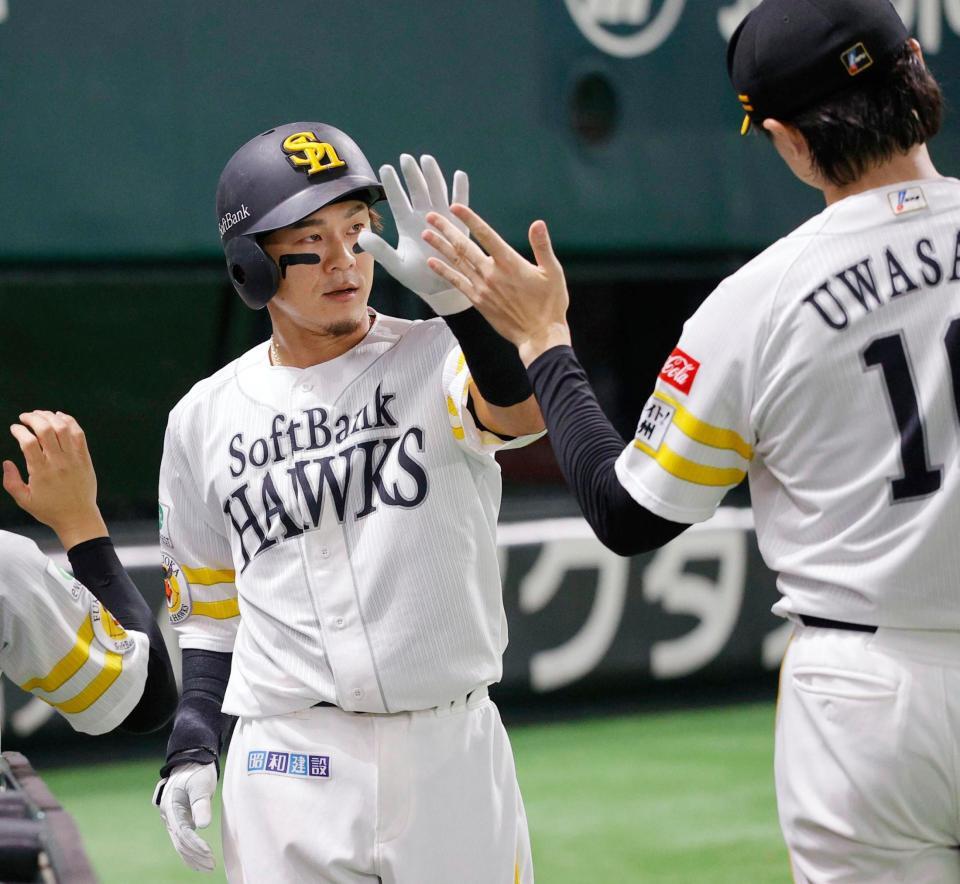 　４回、同点ソロを放ち上沢（右）とタッチする牧原大