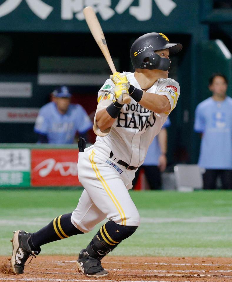 　７回、代打・中村が右中間に適時二塁打を放つ