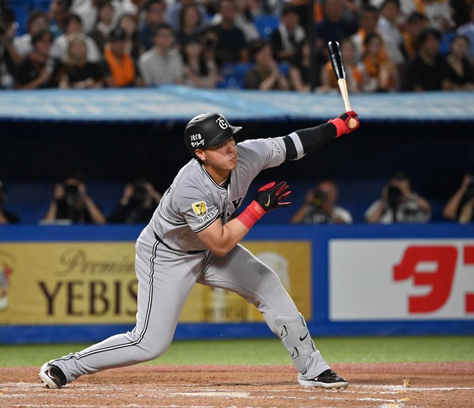 　３回、空振り三振に倒れる岡本