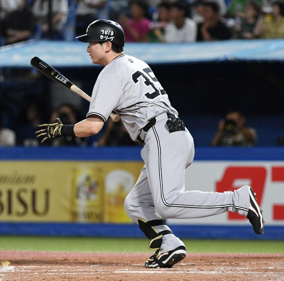 　３回、泉口は中前に同点適時打を放つ（撮影・佐藤厚）