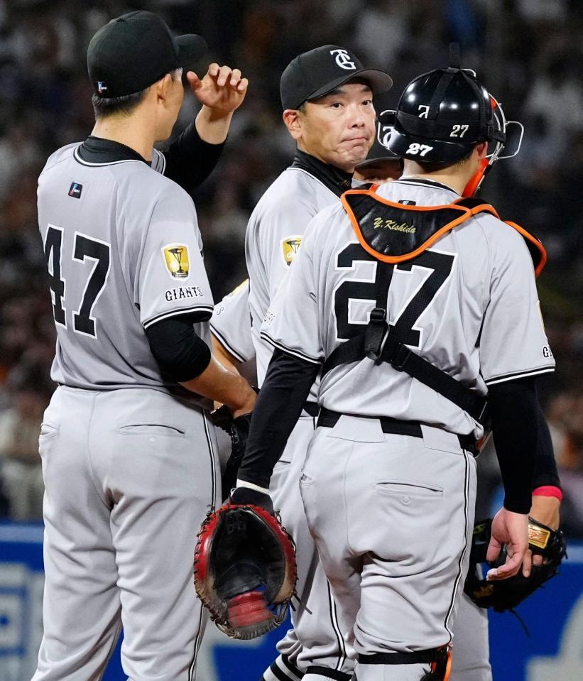 　５回、森田（左）に交代を告げる阿部監督