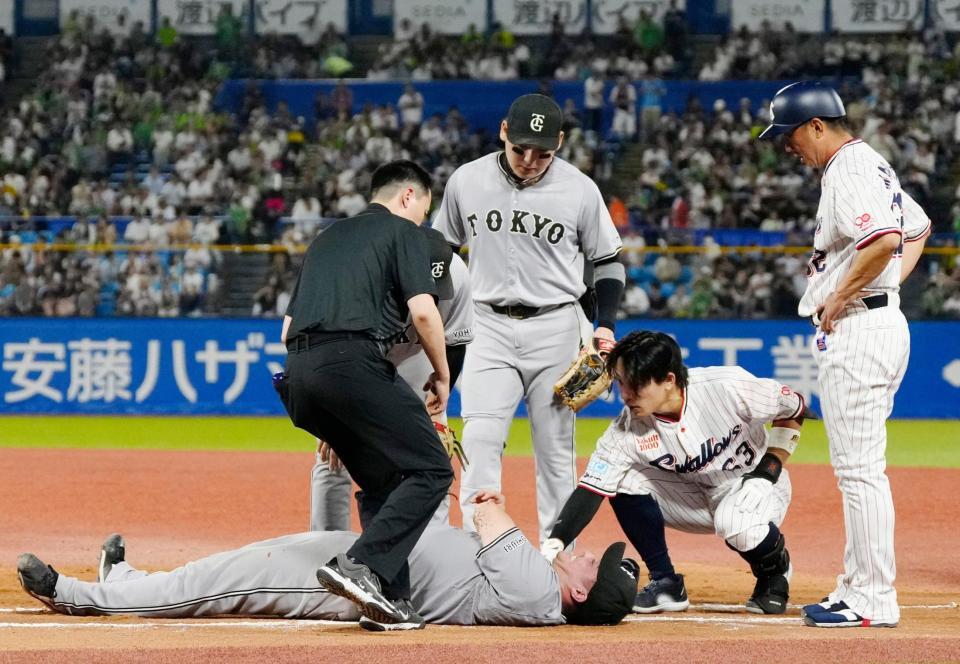 　５回、増田（右から２人目）と接触し、倒れ込む一塁手・リチャード