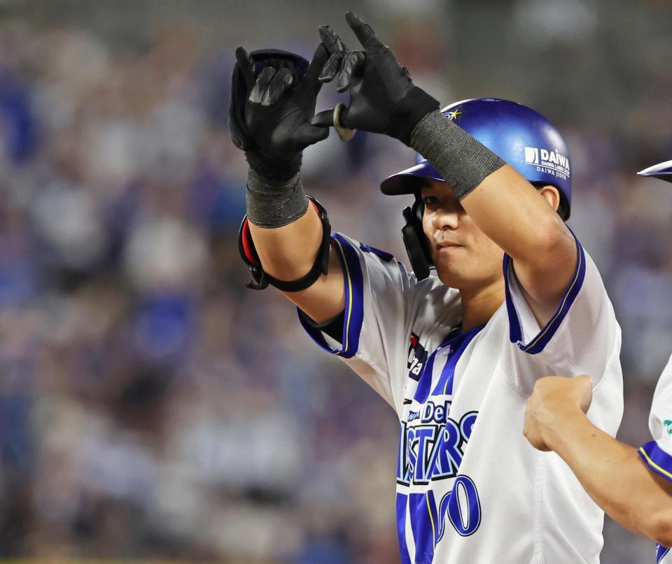 　６回、左前適時打を放ちポーズをとる林