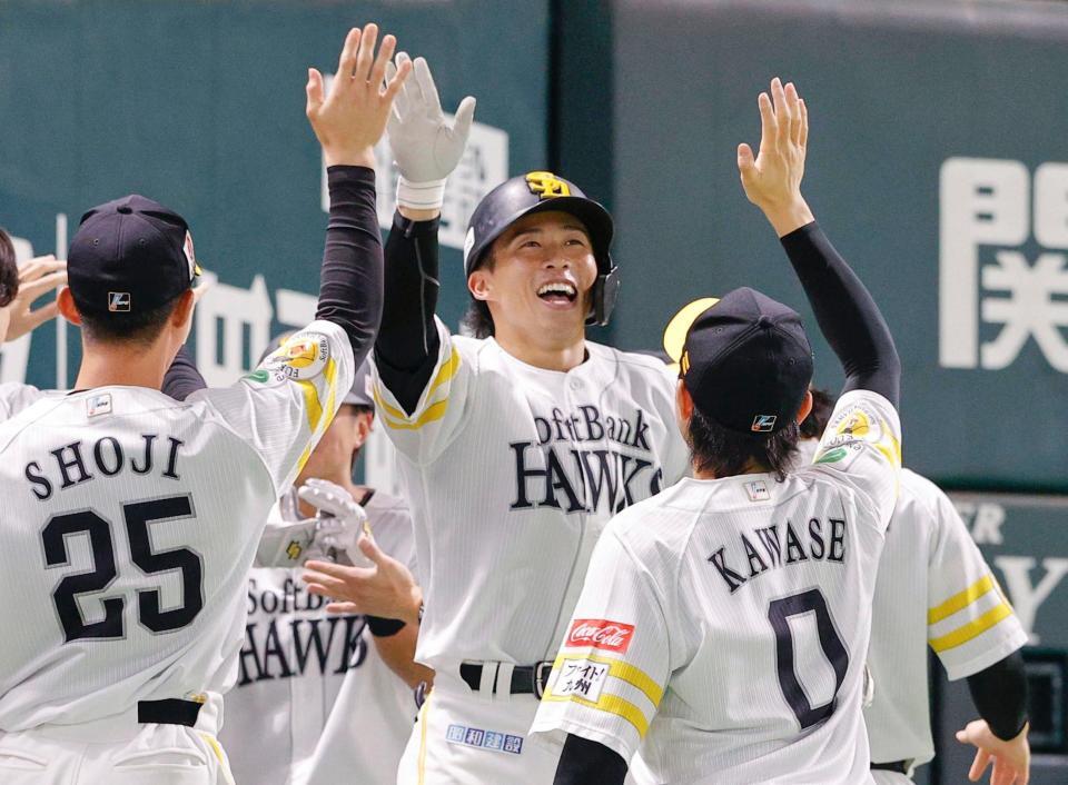 　７回、２ランを放ちナインとタッチする野村