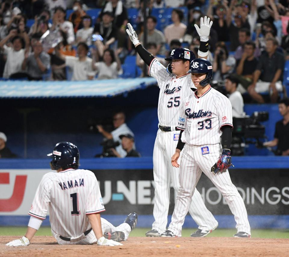 　５回、古賀の左中間二塁打で三走・内山（右）、二走・村上（中）、一走・山田（左）が生還（撮影・佐藤厚）