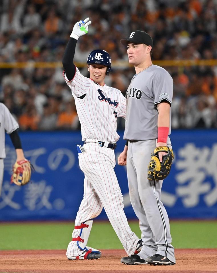 　５回、走者一掃の二塁打を放った古賀。一塁手・リチャード