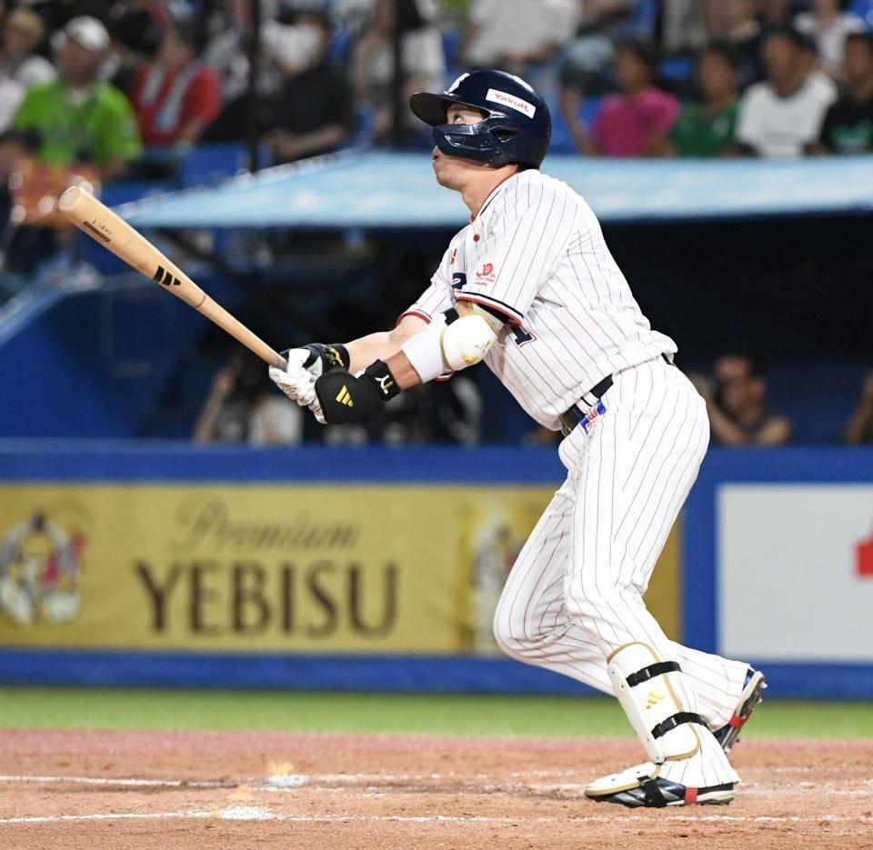 　４回、山田は左越えに８号２ランを放つ（撮影・佐藤厚