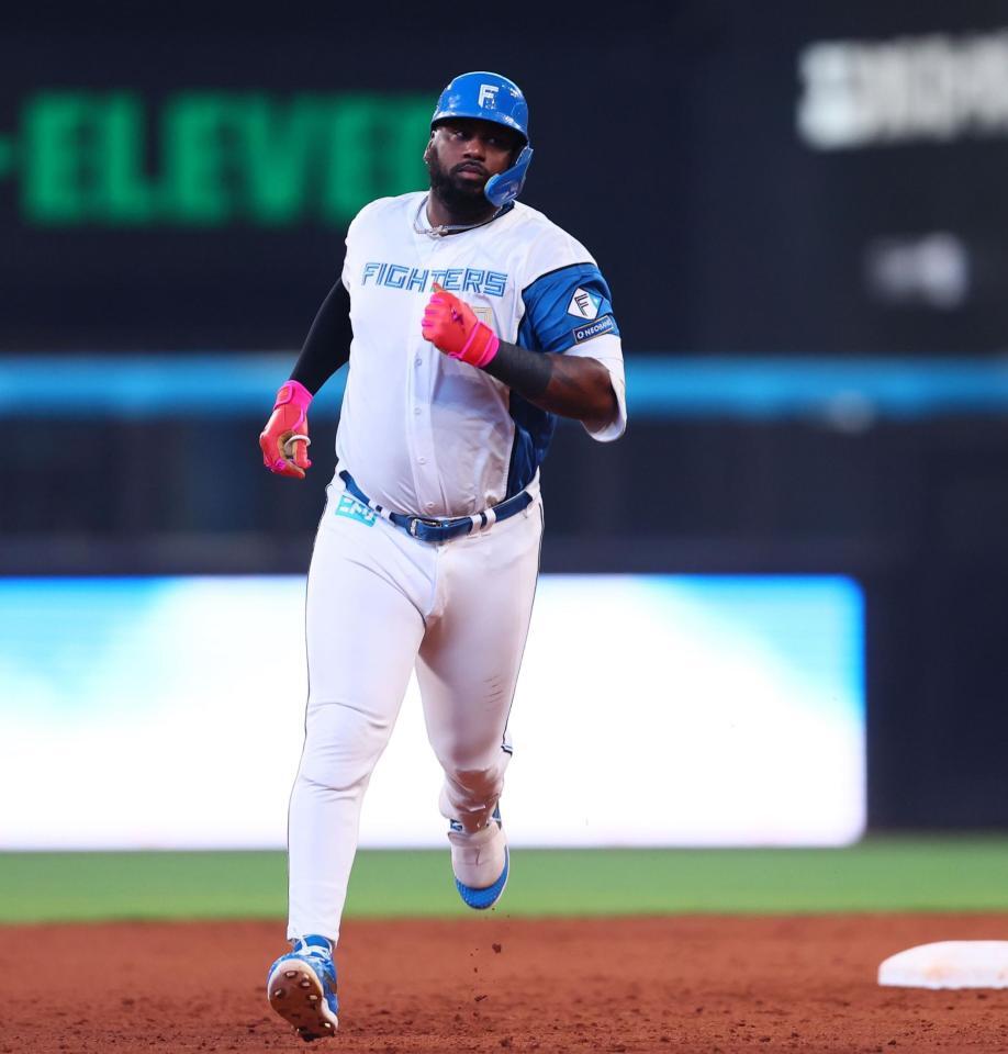 　５回、２打席連発となる２ランを放ち、ダイヤモンドを回るレイエス（撮影・中島達哉）