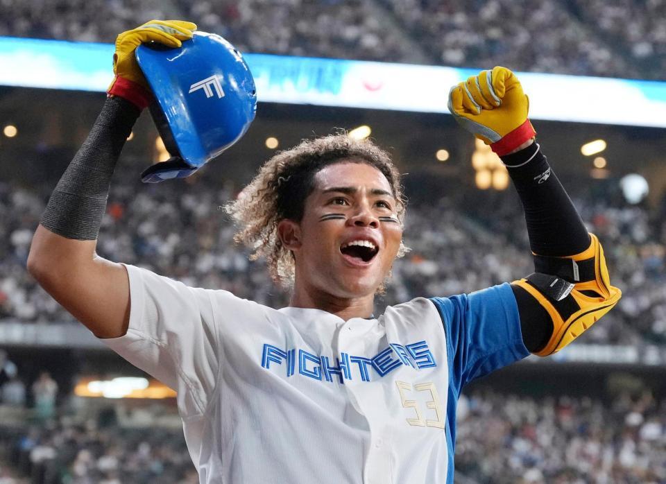 　１回、先頭打者本塁打を放ちベンチ前でガッツポーズする水谷