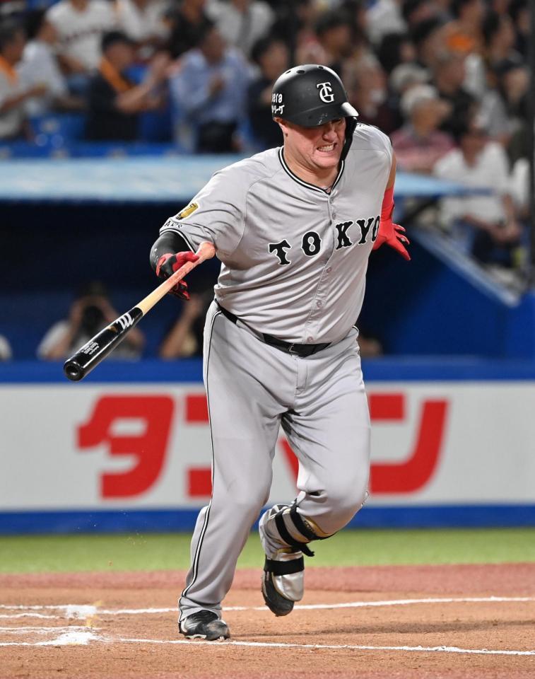 　６回、左越えに適時打を放つも苦しそうな表情で一塁に向かうリチャード