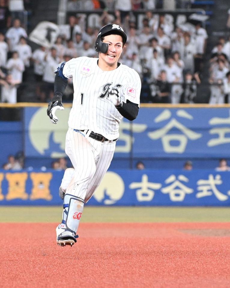 　３回、右中間に安打を放ち懸命に三塁に向かう藤原（撮影・持木克友）