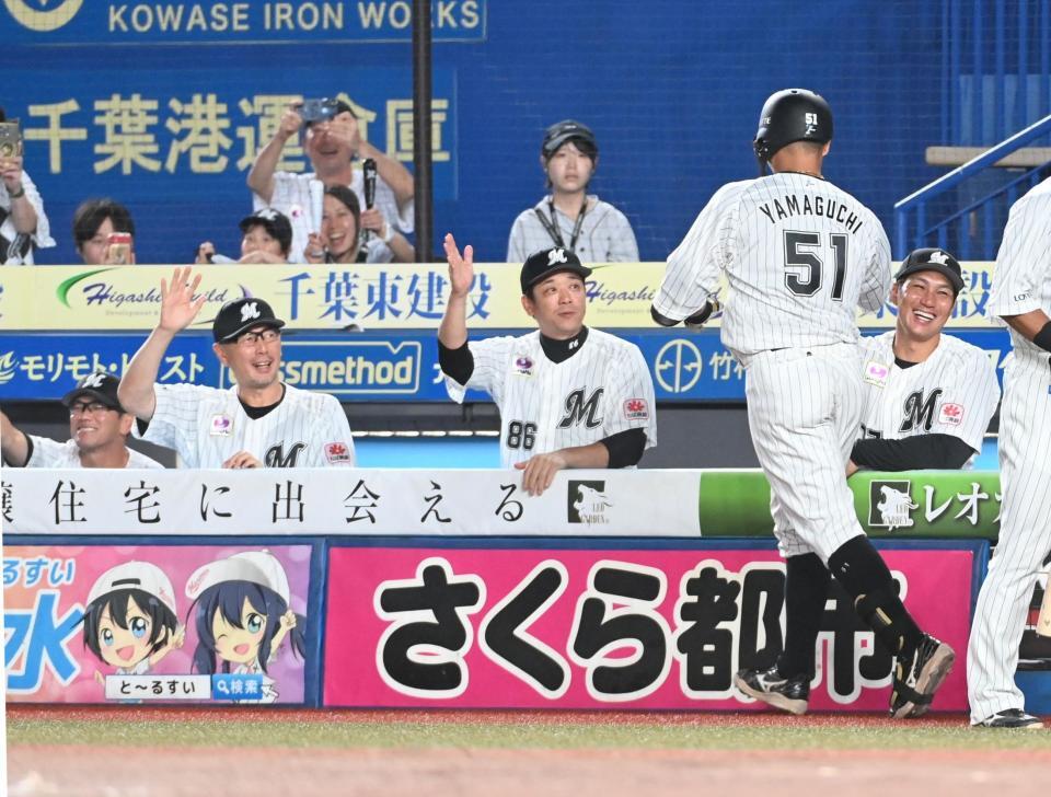 　７回、左中間に３点本塁打を放った山口を出迎える吉井監督（撮影・持木克友）