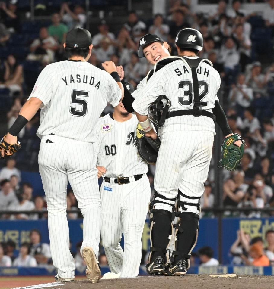 　９回１イニングを抑えきり笑顔の横山はハイタッチを交わす（右から２人目）＝撮影・持木克友