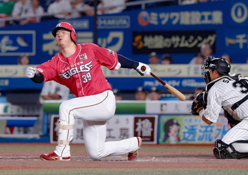 　８回、代打伊藤が空振り三振に倒れる