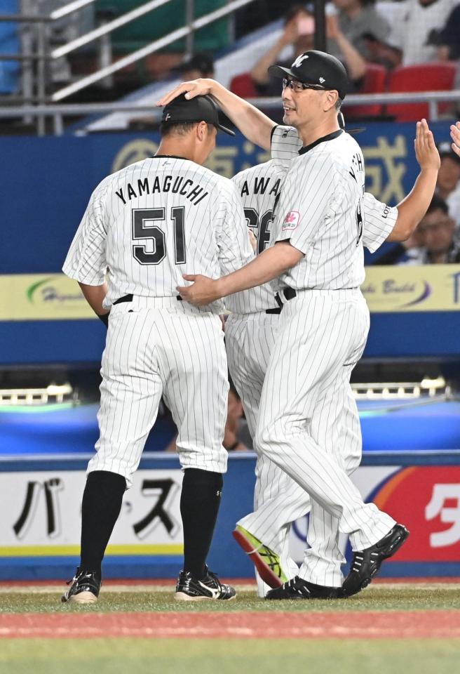 　本塁打を放った山口を労う吉井監督（右）＝撮影・持木克友